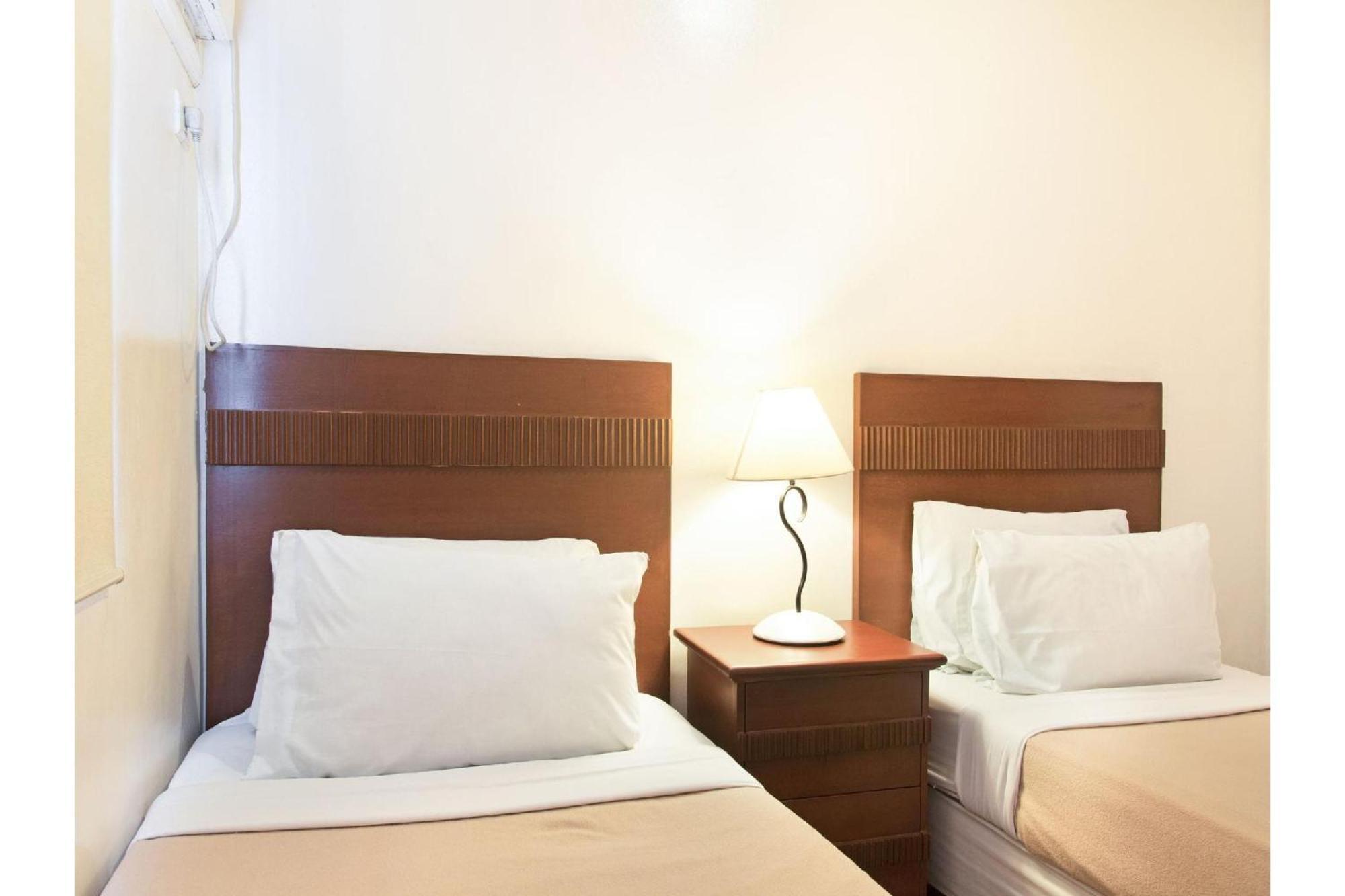 Townhouse Oak Metro Manila Near Osmena Highway Pnr Pasay Formerly Avitel Hotel 马卡蒂 外观 照片